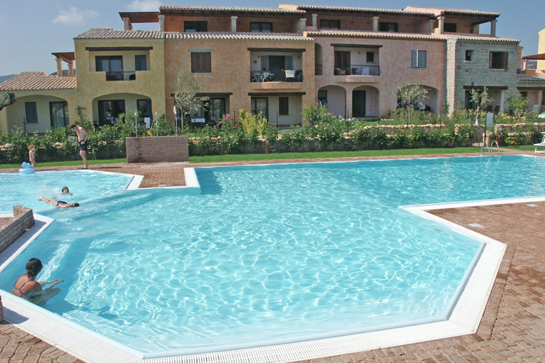affitti al borgo di porto san paolo, piscina ed esterni