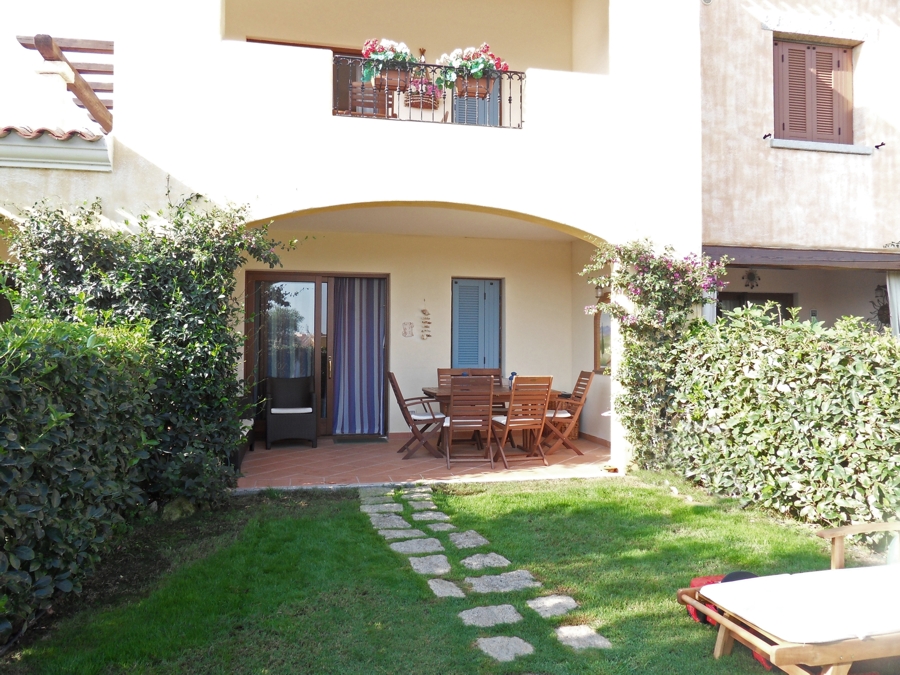 affitti al borgo di porto san paolo, giardino e veranda