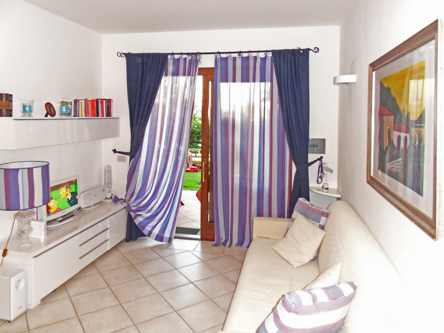 affitti al borgo di porto san paolo, soggiorno e portafinestra veranda