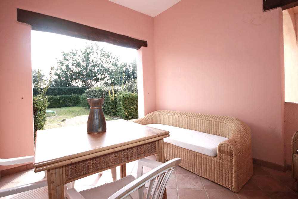Il soggiorno e la portafinestra della Veranda