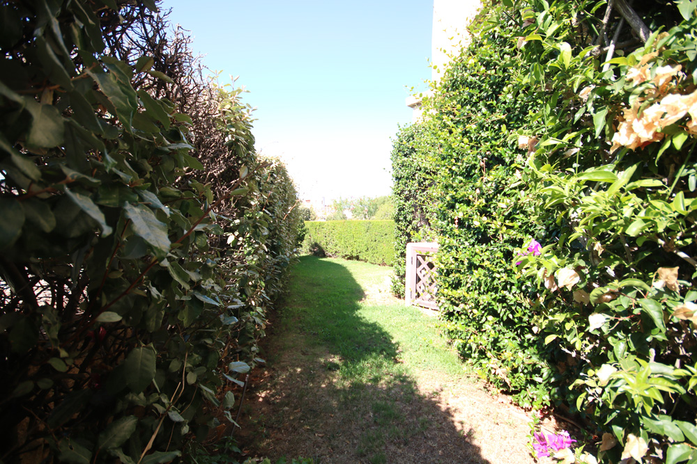 Il giardino nella parte laterale e la Doccia Esterna