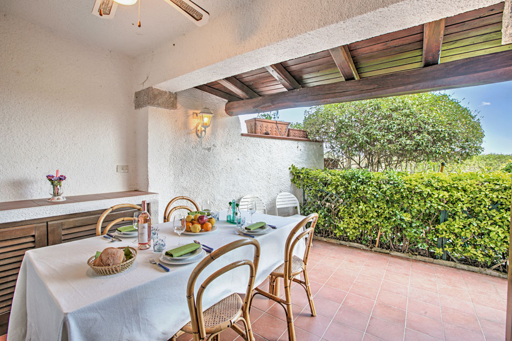 la camera da letto e l'uscita sul giardino posteriore